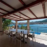 Beachfront With Private Pool In Holiday home