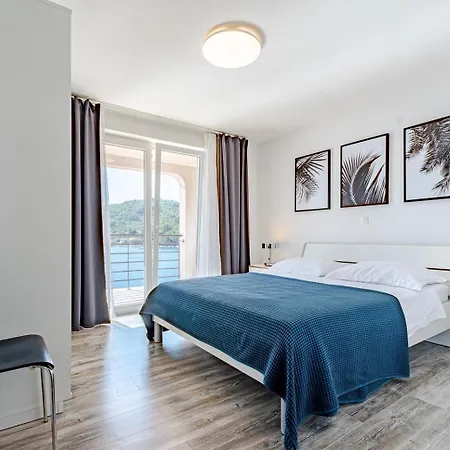 Semesterbostad Beachfront With Private Pool In *