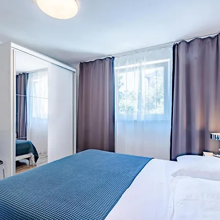 Semesterbostad Beachfront With Private Pool In