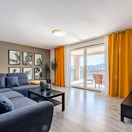 Beachfront With Private Pool In Vela Luka