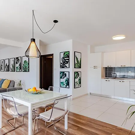 Semesterbostad Beachfront With Private Pool In