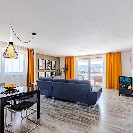 Beachfront With Private Pool In Semesterbostad