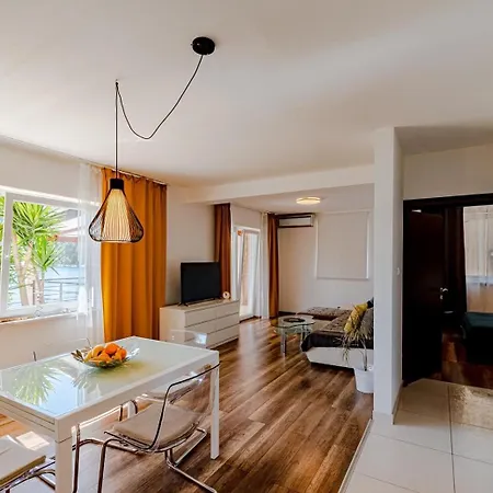 Beachfront With Private Pool In Feriehus Vela Luka