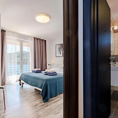 Semesterbostad Beachfront With Private Pool In