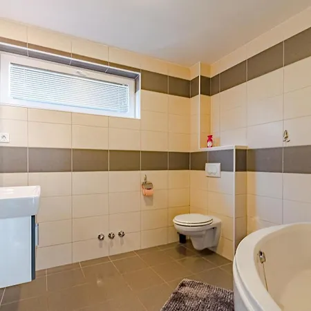 Beachfront With Private Pool In Semesterbostad