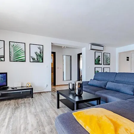 Semesterbostad Beachfront With Private Pool In *