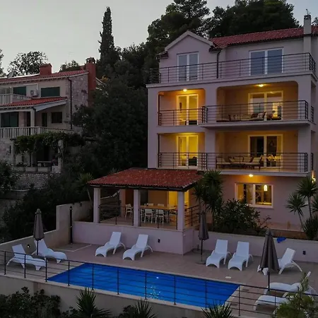 Semesterbostad Beachfront With Private Pool In