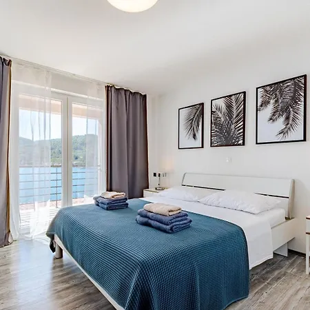 Beachfront With Private Pool In Vela Luka