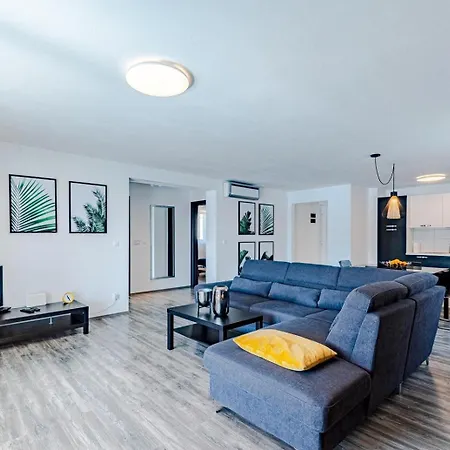 Semesterbostad Beachfront With Private Pool In *