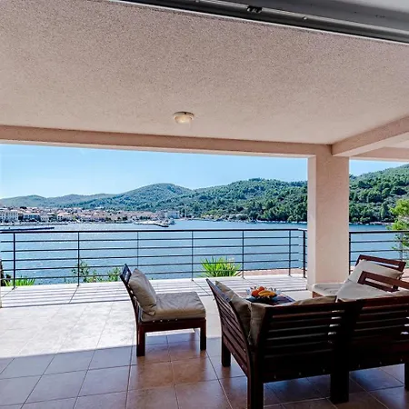 Beachfront With Private Pool In Semesterbostad *