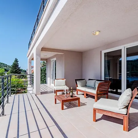 Дом отдыха Beachfront With Private Pool In Вела-Лука
