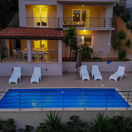 Beachfront With Private Pool In Semesterbostad