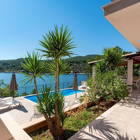 Semesterbostad Beachfront With Private Pool In