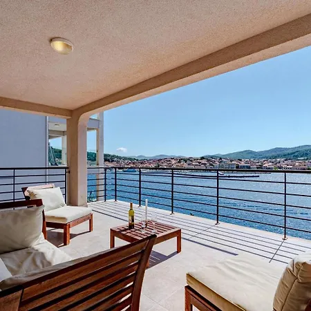 Semesterbostad Beachfront With Private Pool In *