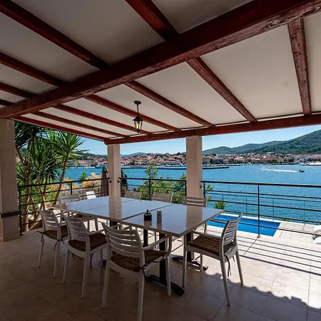 Beachfront With Private Pool In Feriehus