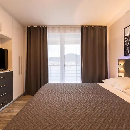 Дом отдыха Beachfront With Private Pool In