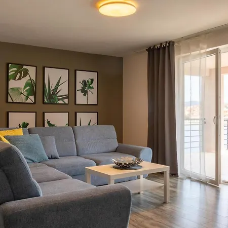 Дом отдыха Beachfront With Private Pool In *
