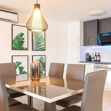 Дом отдыха Beachfront With Private Pool In Вела-Лука