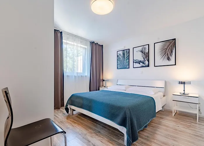 Beachfront With Private Pool In וולה לוקה