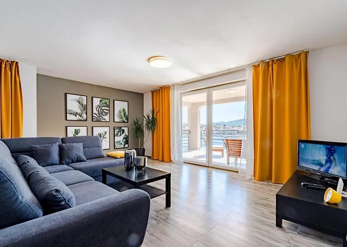 Beachfront With Private Pool In וולה לוקה