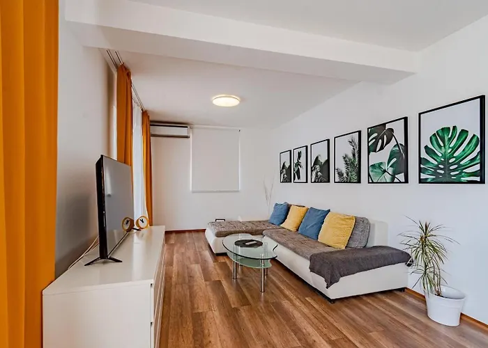 Beachfront With Private Pool In בית נופש