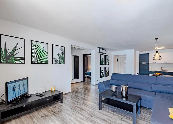 Beachfront With Private Pool In בית נופש וולה לוקה