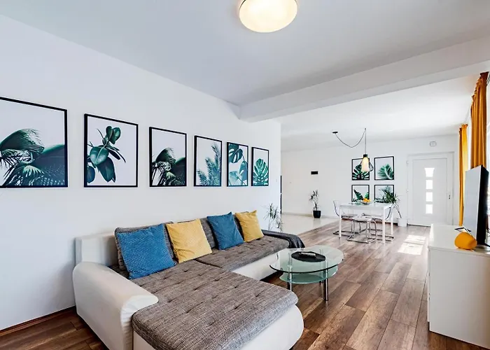 Beachfront With Private Pool In * וולה לוקה