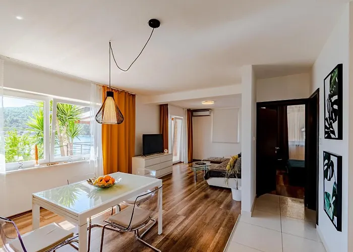 Beachfront With Private Pool In בית נופש וולה לוקה