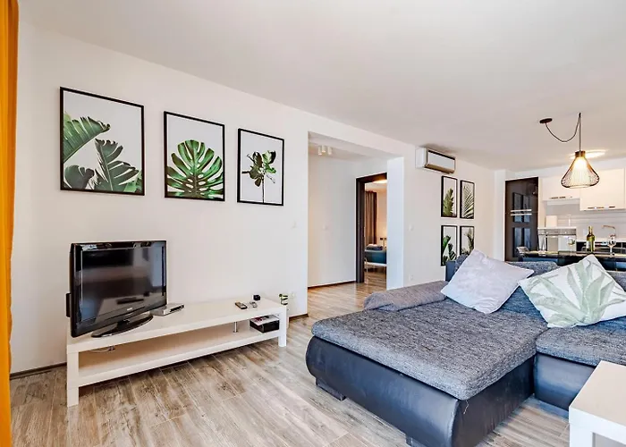 Beachfront With Private Pool In וולה לוקה