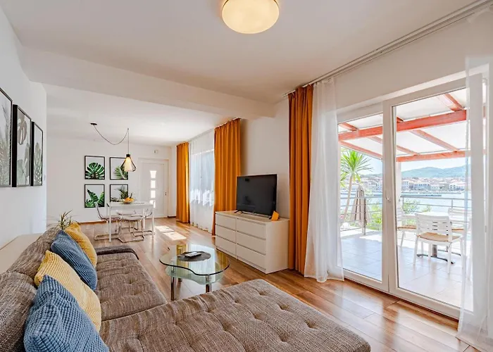 Beachfront With Private Pool In * וולה לוקה