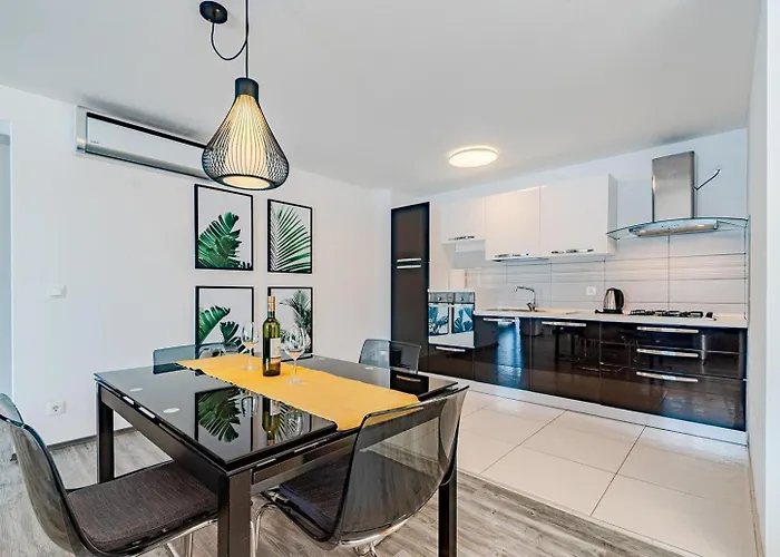 Beachfront With Private Pool In בית נופש וולה לוקה