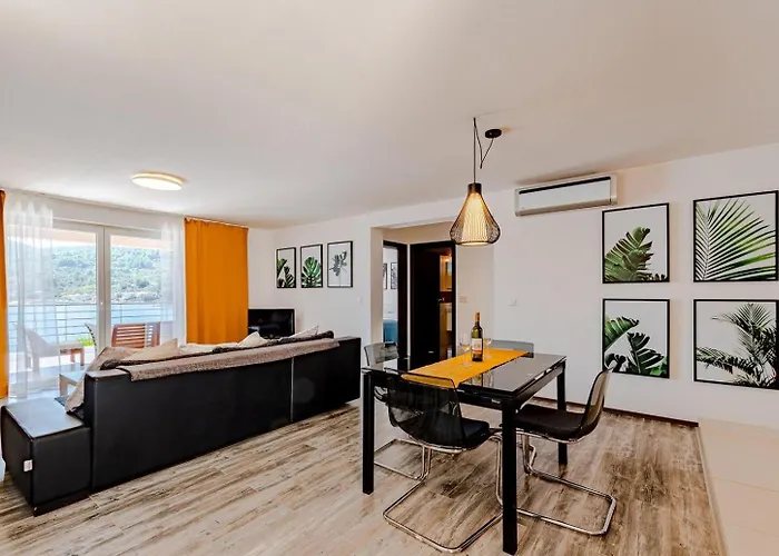 Beachfront With Private Pool In בית נופש