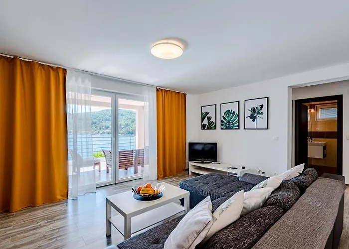 Beachfront With Private Pool In * וולה לוקה