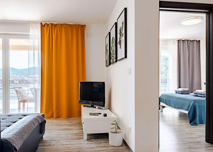 Beachfront With Private Pool In בית נופש וולה לוקה