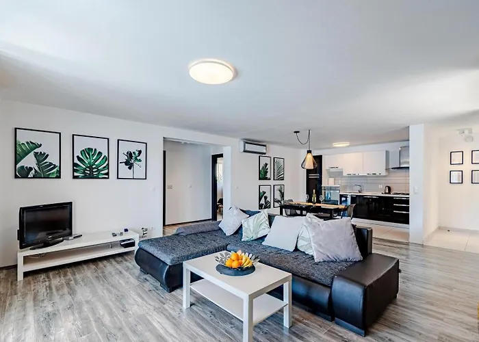 Beachfront With Private Pool In וולה לוקה