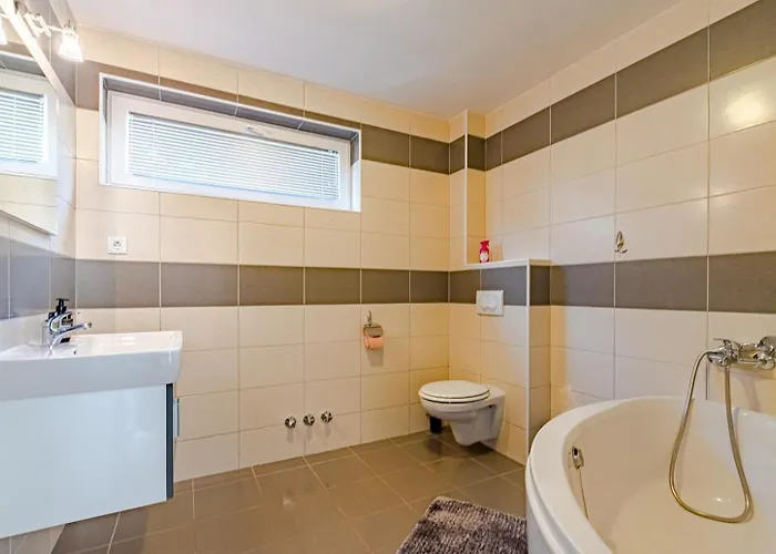 Beachfront With Private Pool In בית נופש