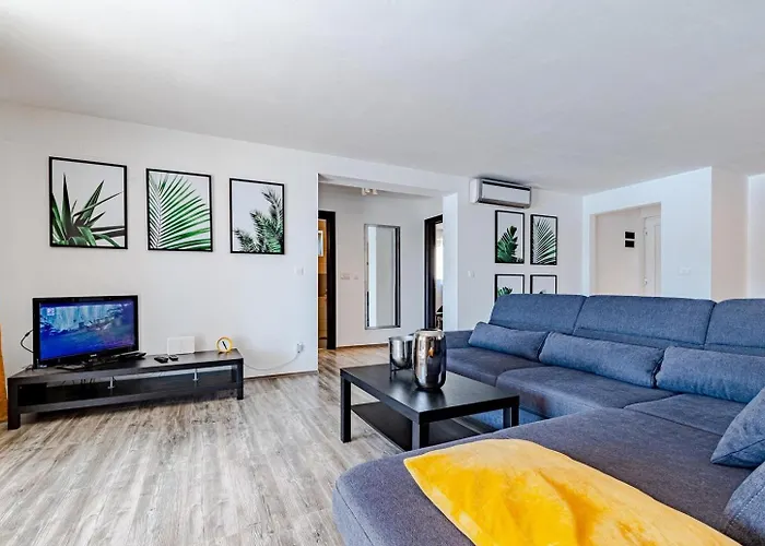 בית נופש Beachfront With Private Pool In *