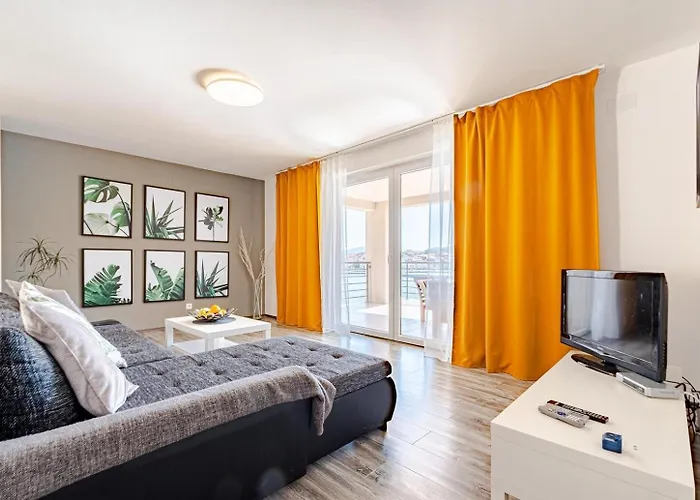 Beachfront With Private Pool In * וולה לוקה