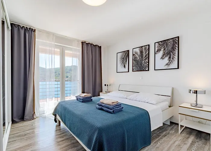 Beachfront With Private Pool In וולה לוקה