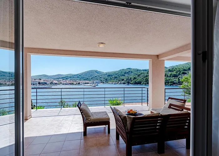 Beachfront With Private Pool In בית נופש *