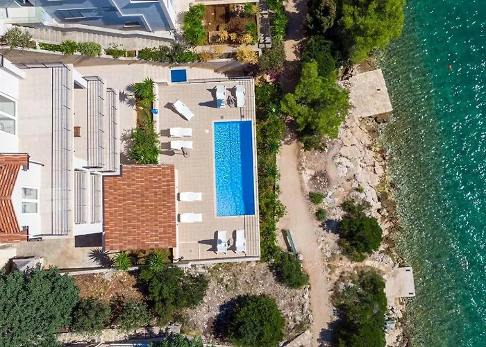 Beachfront With Private Pool In וולה לוקה