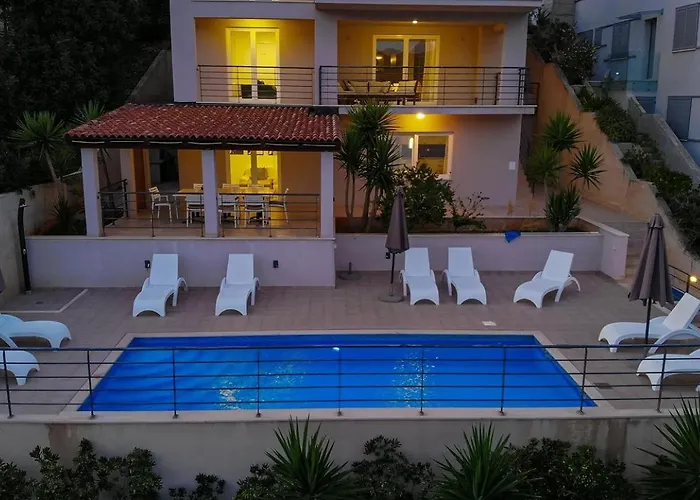 Beachfront With Private Pool In בית נופש