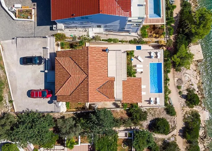 Beachfront With Private Pool In בית נופש *