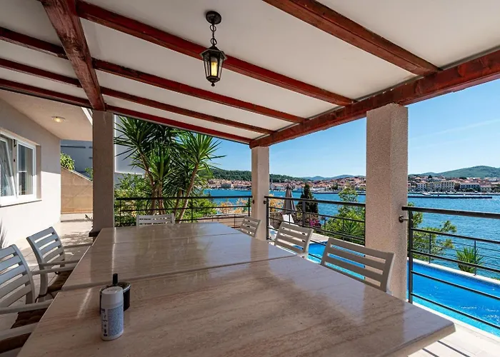 Beachfront With Private Pool In * וולה לוקה