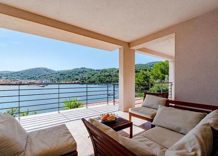 Beachfront With Private Pool In בית נופש וולה לוקה