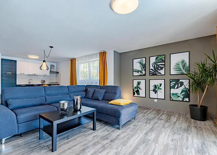 Beachfront With Private Pool In וולה לוקה