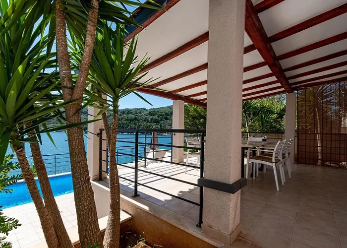 Beachfront With Private Pool In בית נופש וולה לוקה