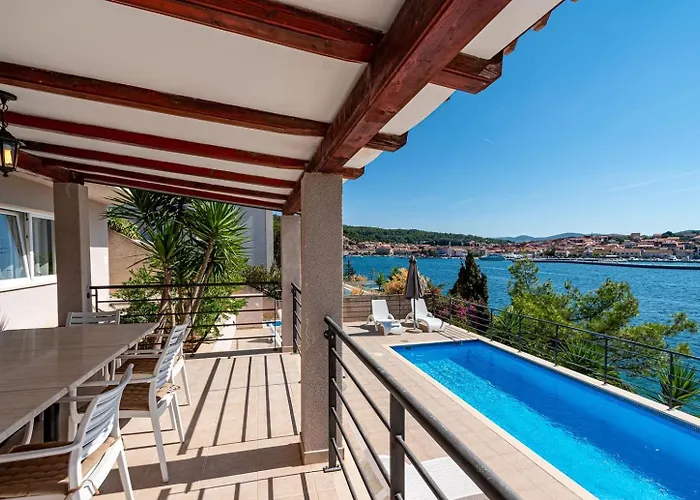 בית נופש Beachfront With Private Pool In וולה לוקה