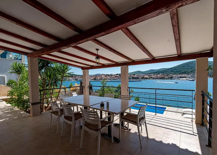 Beachfront With Private Pool In בית נופש